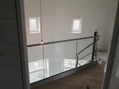 Glas balustrade met aluminium grondprofiel