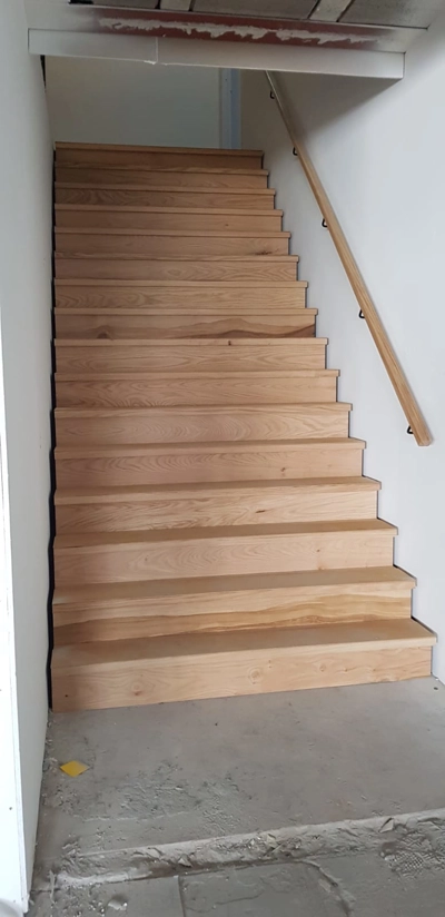 Rechte trap met dichte traptreden
