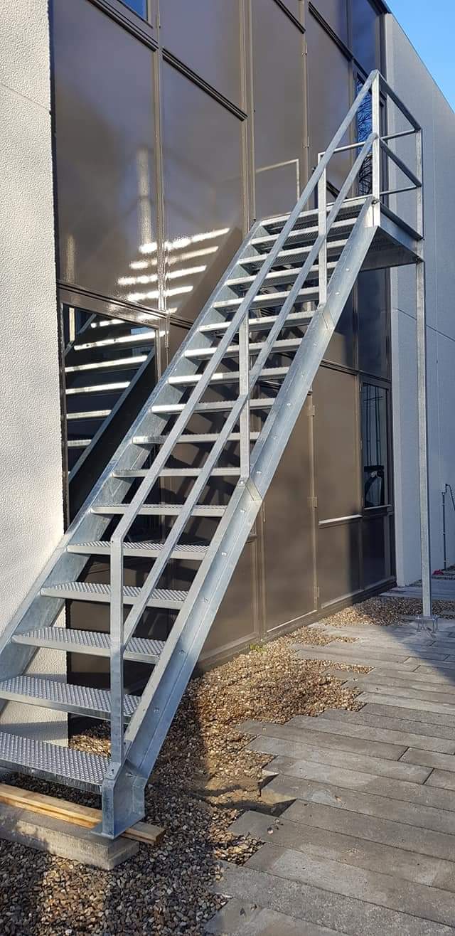 Een stijlvolle rechte buitentrap: Functioneel design voor uw ...
