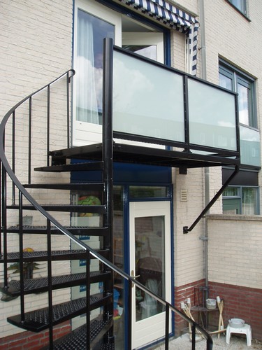 Buitentrap Railing Transformeer uw buitenruimte met een prachtige buitentrap - Trabo B.V.