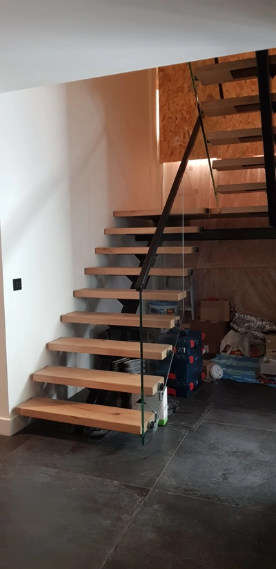 Rechte trap met 2 trapbomen en tussenbordes, leuning met glas en RVS adapters